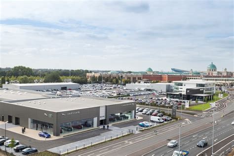 bmw dealer trafford centre.